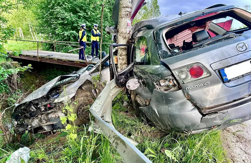Mazda uderzyła w drzewo. 18-letni mężczyzna zginął na miejscu