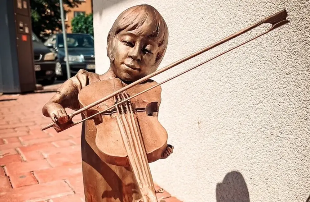 Kradzież figurki małej skrzypaczki w centrum Łańcuta. Sprawcy zatrzymani 