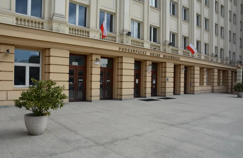 Alarm bombowy w Urzędzie Wojewódzkim w Rzeszowie. Ewakuowano ok. 500 osób