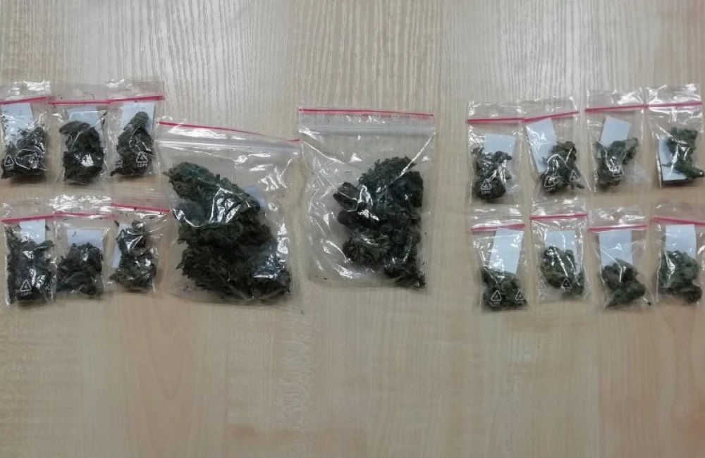 Zatrzymano dwójkę mężczyzn za posiadanie narkotyków. Policjanci zabezpieczyli 27 gramów marihuany