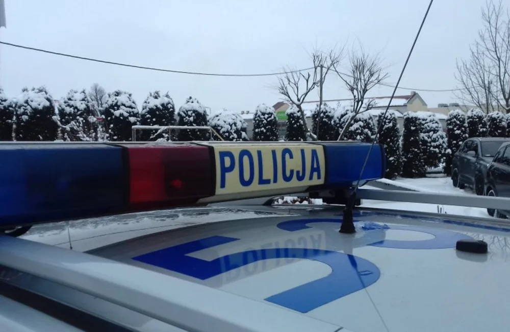 Nietypowa interwencja policji. Pijany mężczyzna zawisł na płocie głową w dół