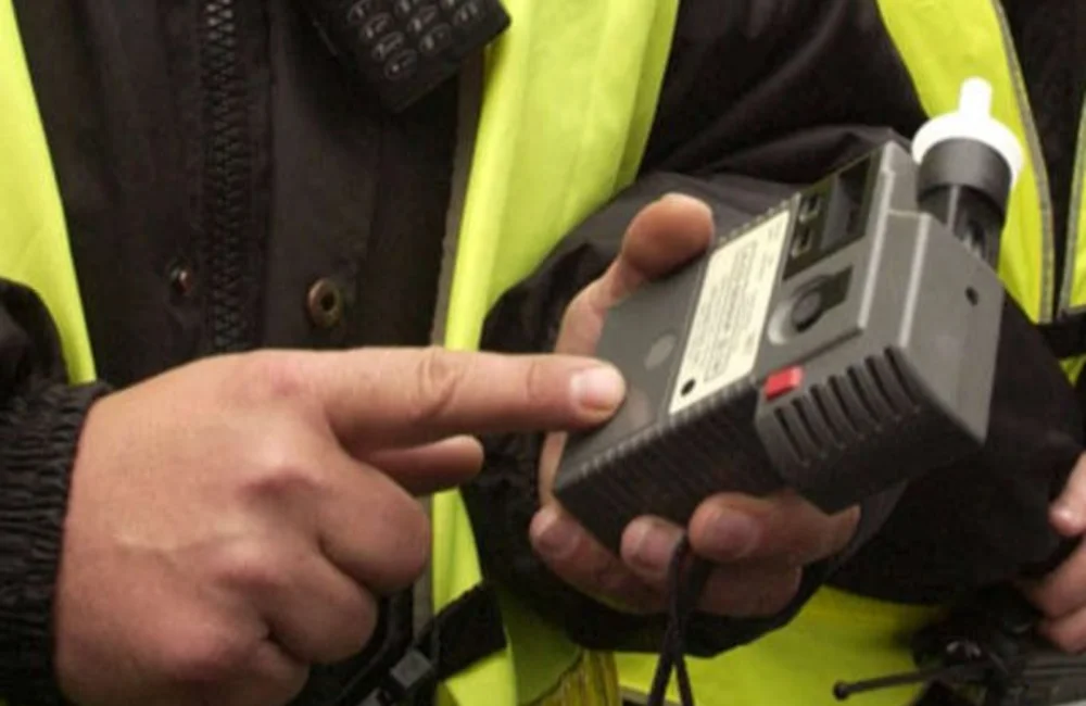 Spowodował kolizję, wyszedł kupić alkohol, a policji tłumaczył że pił po zdarzeniu