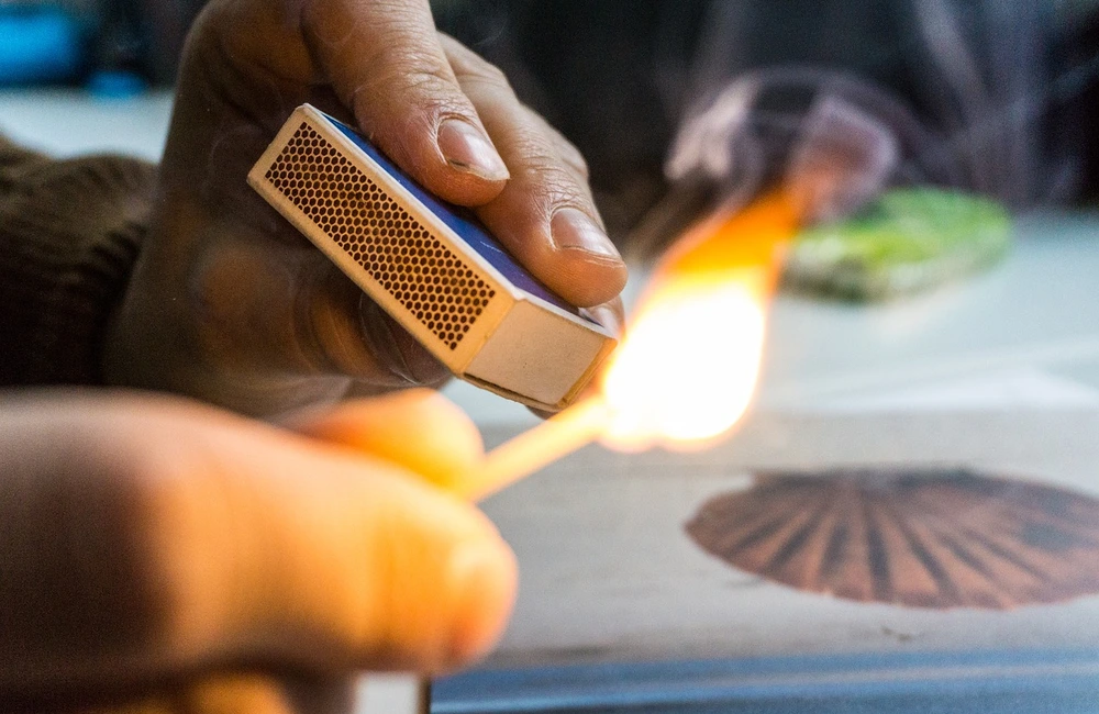 Wzniecił pożar w miejscu zamieszkania, po czym zrobił zdjęcie i wysłał je do krewnych