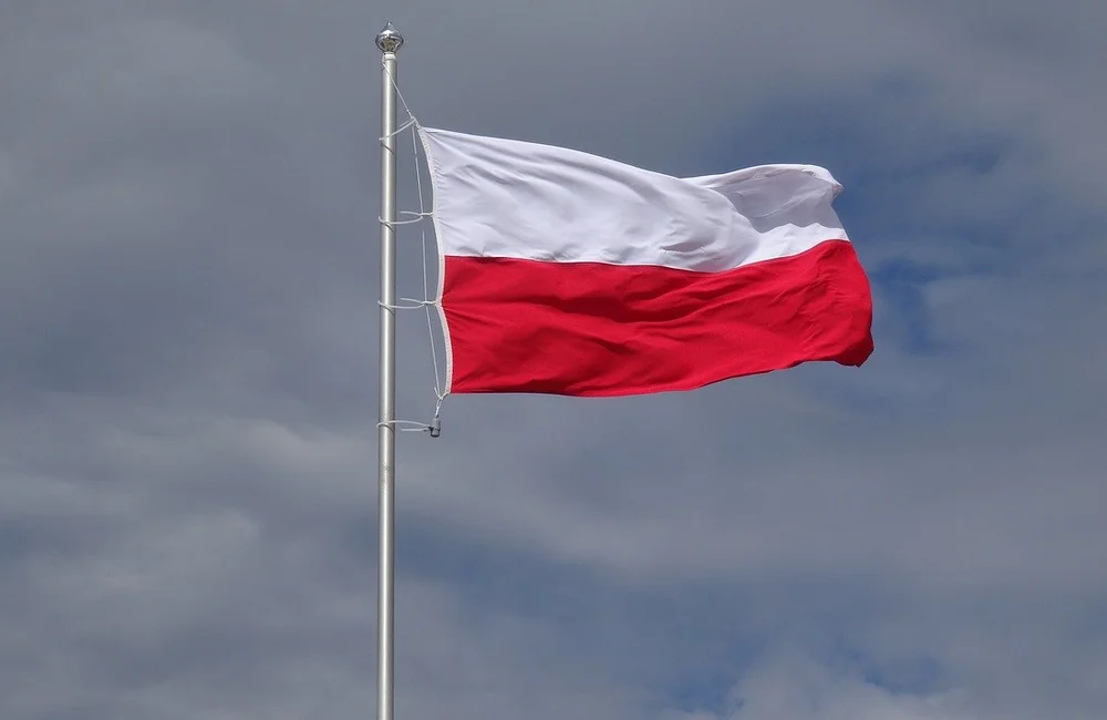 27-latek odpowie za znieważenie flagi państwowej. Zawiesił ją na pojemniku z odpadami