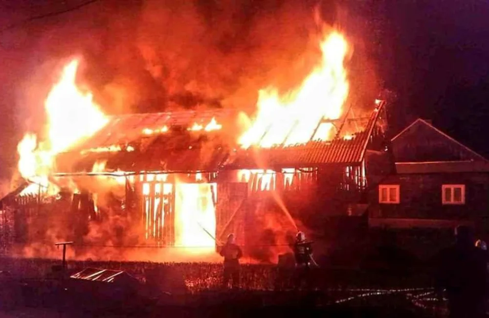 Ponad 50 strażaków gasiło pożar budynku gospodarczego w Bliznem