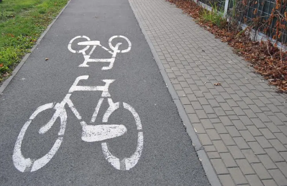 Kolizja na ścieżce rowerowej przy al. Powstańców Warszawy. Pijany 62-latek wjechał w 16-latkę
