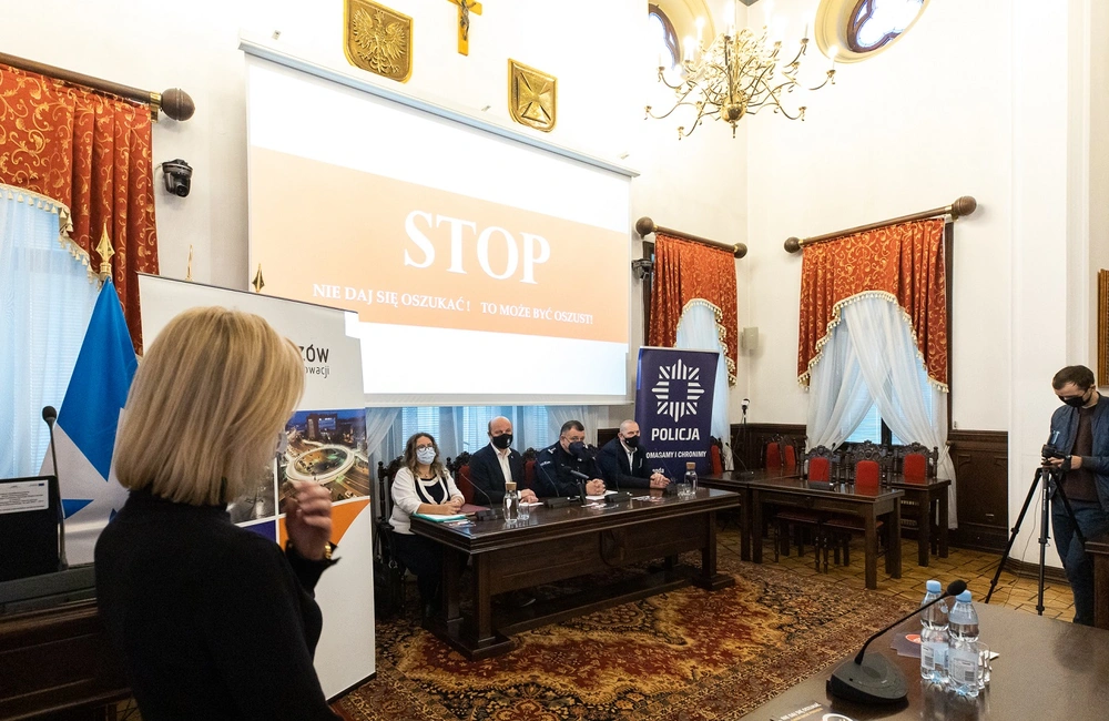 "Wspólnie przeciwko oszustom". Miasto i policja w ochronie seniorów