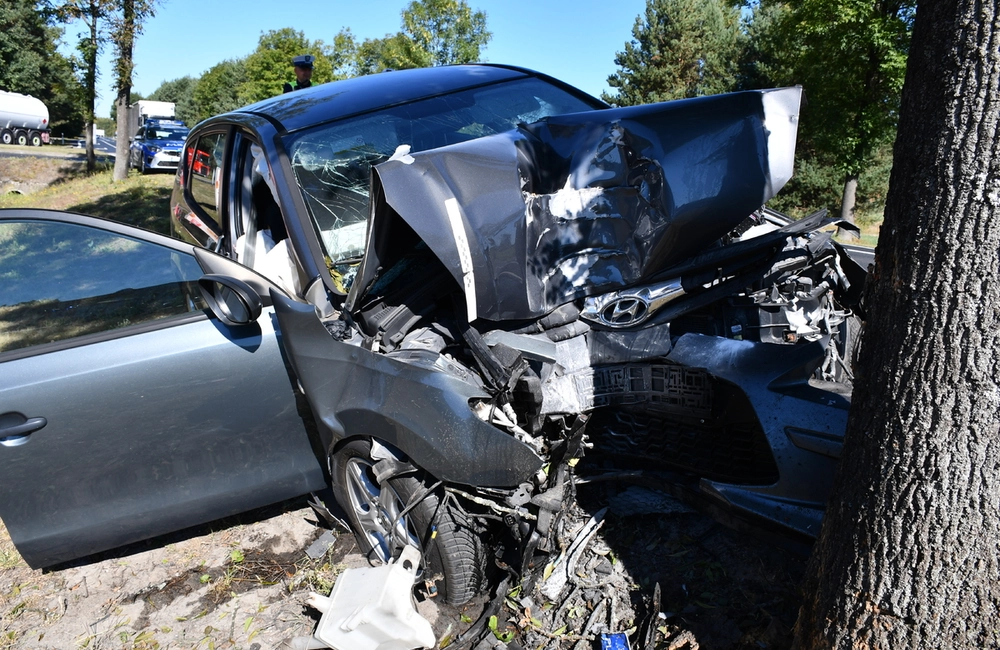 W Widełce auto uderzyło w drzewo. Poszkodowanym pomagała policjantka z Rzeszowa przed służbą