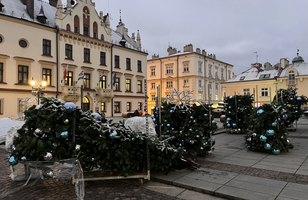 Rozpoczął się montaż iluminacji świątecznych w Rzeszowie [ZDJĘCIA]