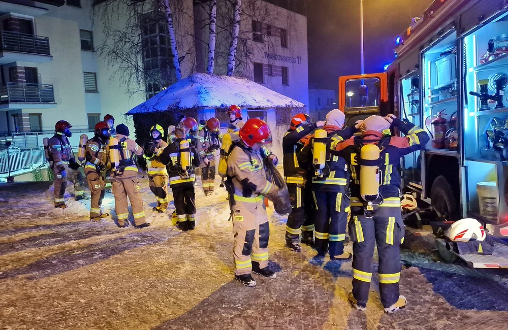 Pożar w garażu bloku na os. Mieszka I. Spłonęły 2 auta, ewakuowano 50 osób