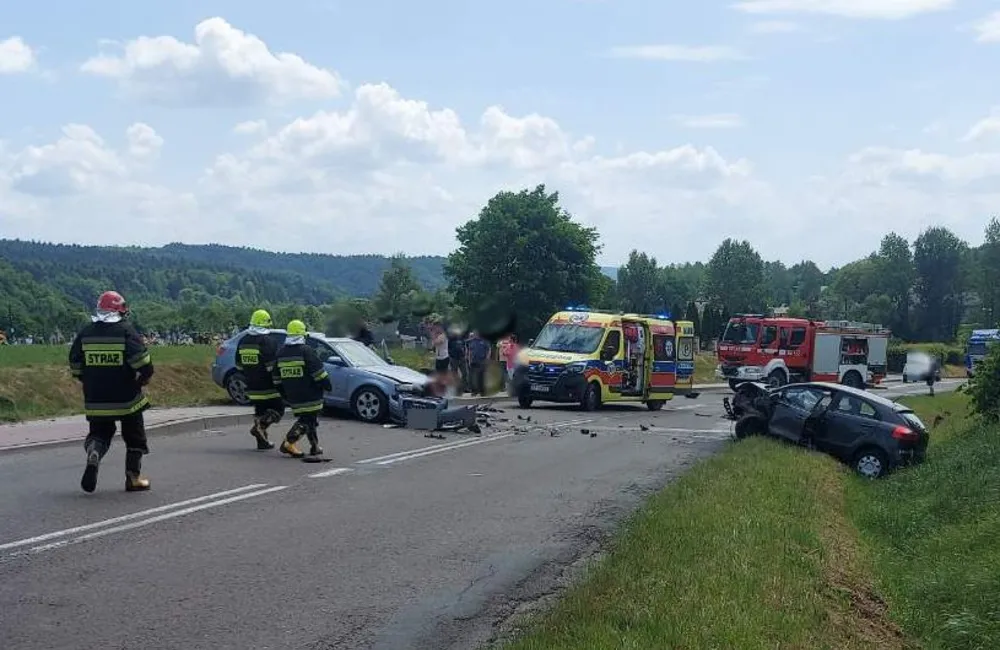 Czołowe zderzenie w Szklarach. 3 osoby ranne, w tym małe dziecko