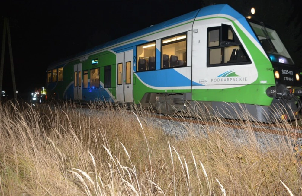 Wypadek na torach. Zderzenie volkswagena z szynobusem
