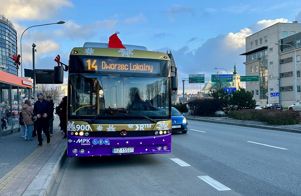 Świąteczny autobus wyjechał na ulice Rzeszowa. Na jakich liniach go spotkacie?