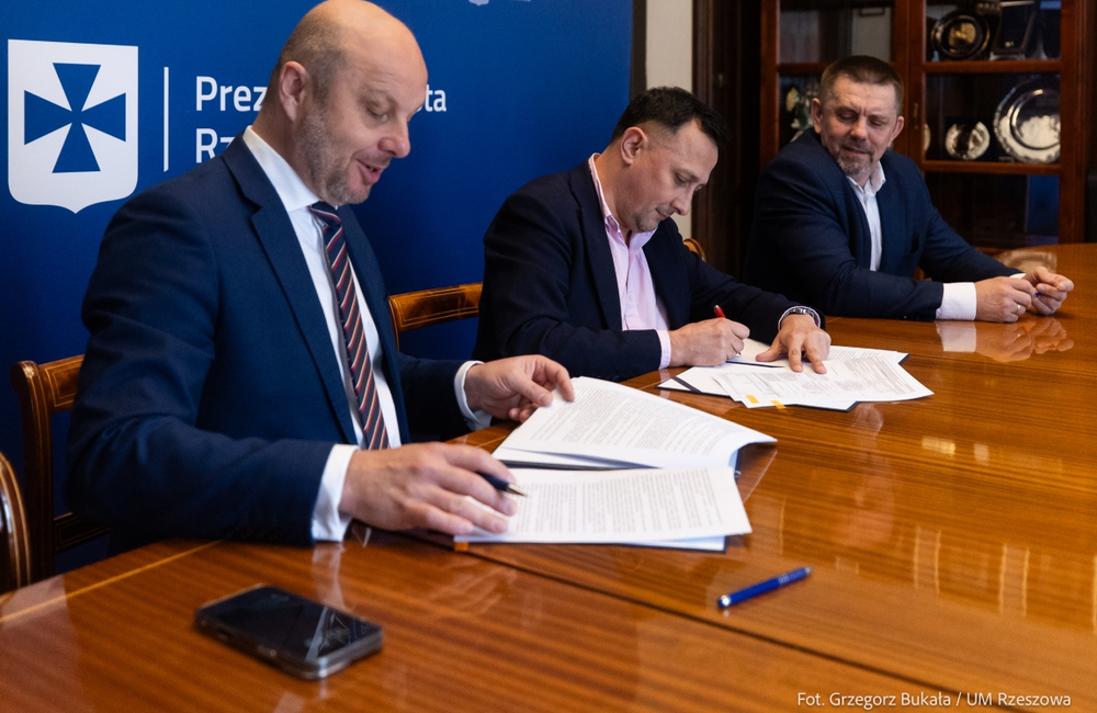 Podpisanie umowy na opracowanie dokumentacji projektowej rozbudowy ul. Załęskiej. Na zdjęciach: Konrad Fijołek, prezydent Rzeszowa, Damian Miciak - KDM Projekt Pracownia Projektowo-Konsultingowai Andrzej Maciejko, dyrektor MZD w Rzeszowie / fot. Grze