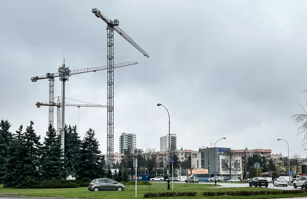 Rośnie 17-piętrowy wieżowiec przy rondzie Pobitno [ZDJĘCIA]