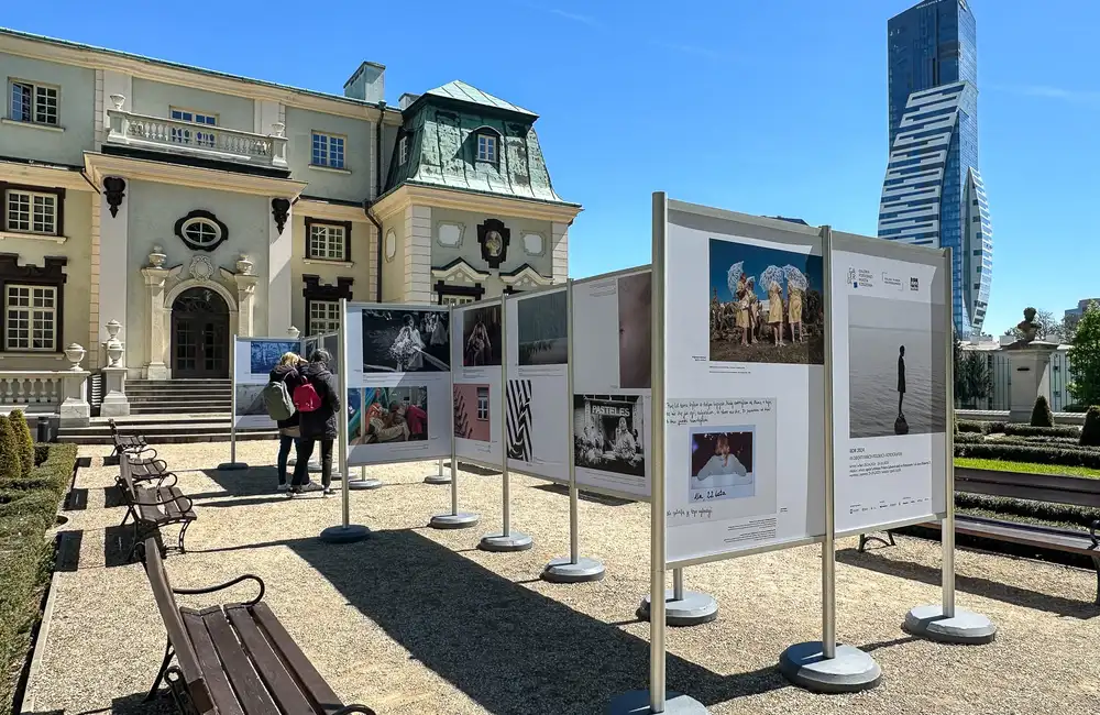 Plenerowa wystawa zdjęć polskich fotografek w ogrodzie Pałacu Lubomirskich [ZDJĘCIA]