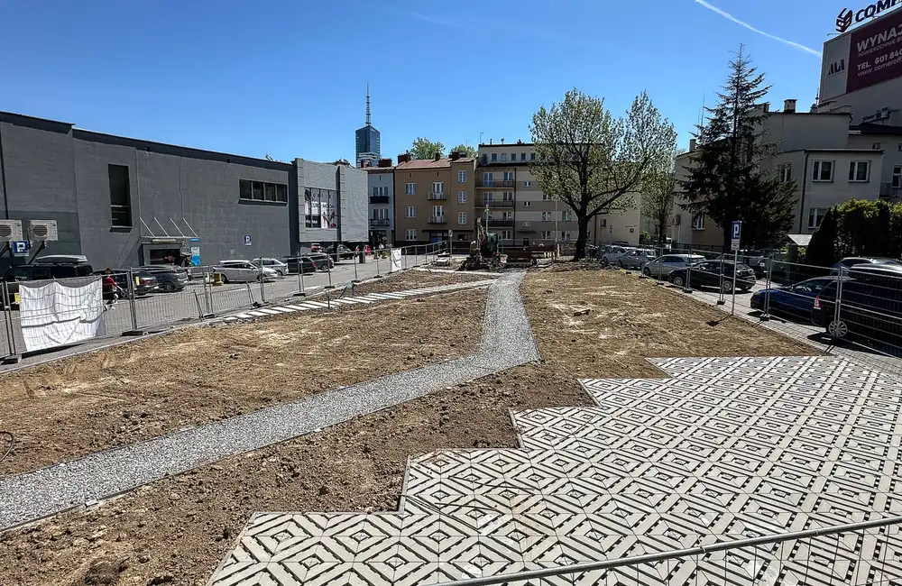 Zieleń zamiast betonu. W centrum Rzeszowa powstaje nowy ogród kieszonkowy [ZDJĘCIA]