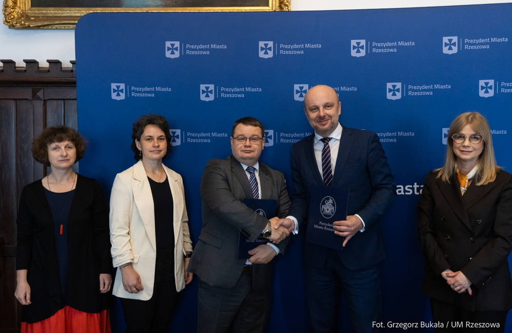 Na zdj. od lewej: dr inż. architekt krajobrazu Agata Gajdek, prof. dr hab. n. med. Adam Reich, Rektor UR, Konrad Fijołek, Prezydent Rzeszowa, Aleksandra Wąsowicz-Duch, dyrektor ZZM w Rzeszowie / UM Rzeszowa