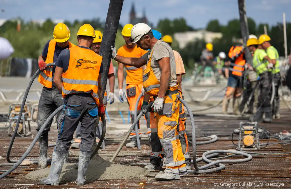 Betonowanie lewej nitki estakady na Wisłokostradzie / fot. Grzegorz Bukała / Urząd Miasta Rzeszowa