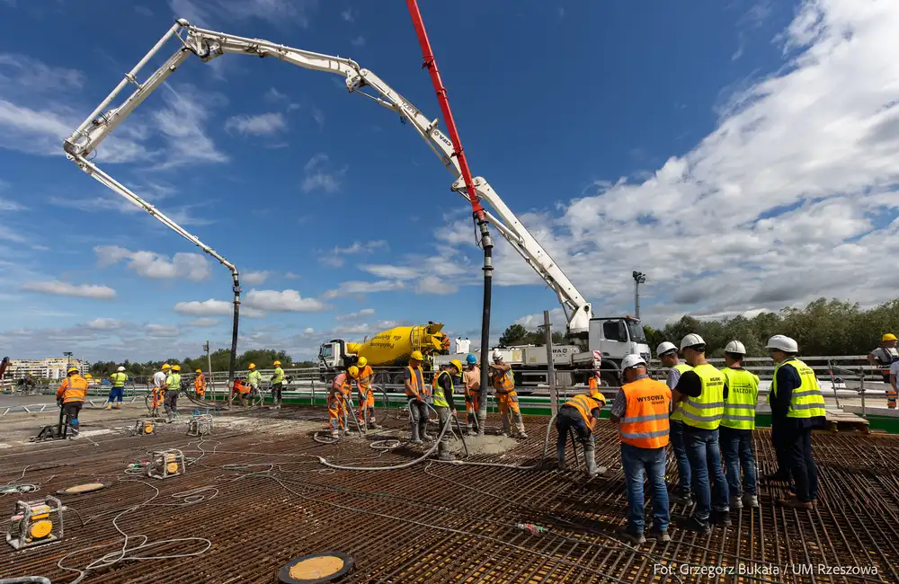 Betonowanie lewej nitki estakady na Wisłokostradzie / fot. Grzegorz Bukała / Urząd Miasta Rzeszowa