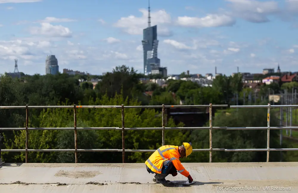 Betonowanie lewej nitki estakady na Wisłokostradzie / fot. Grzegorz Bukała / Urząd Miasta Rzeszowa