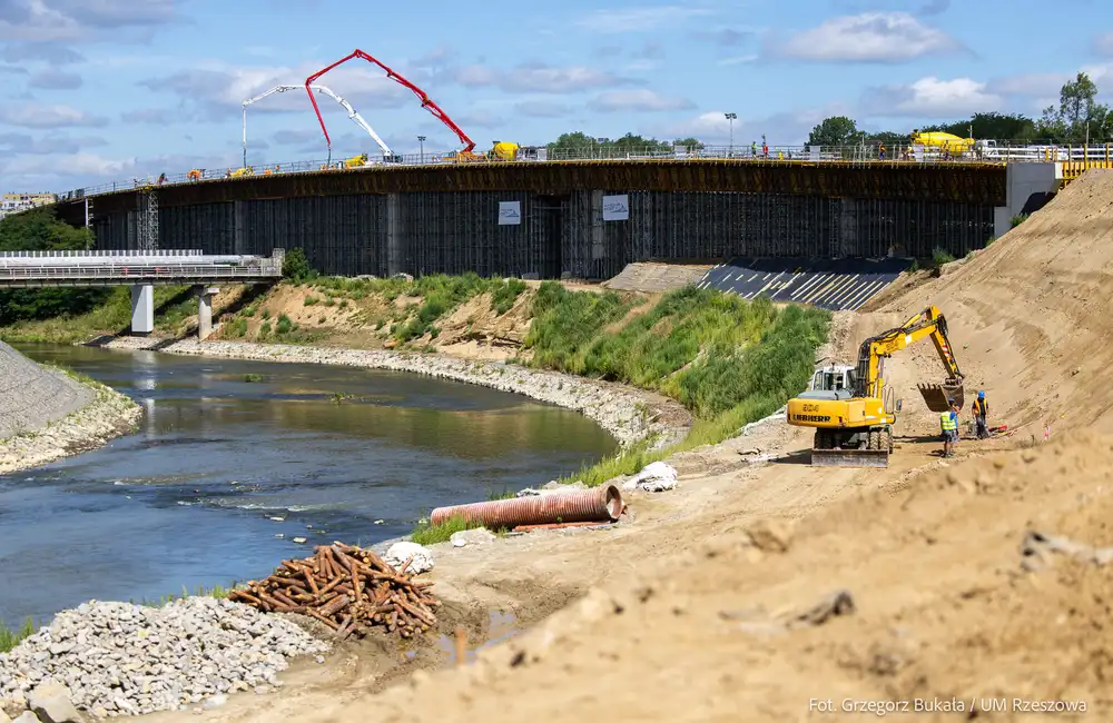 Betonowanie lewej nitki estakady na Wisłokostradzie / fot. Grzegorz Bukała / Urząd Miasta Rzeszowa
