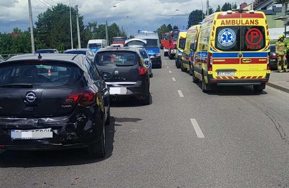 Wypadek na ul. Sikorskiego. Zderzyły się trzy pojazdy