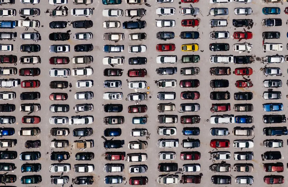 Parkowanie przy lotnisku Balice: czy warto korzystać z prywatnych parkingów?