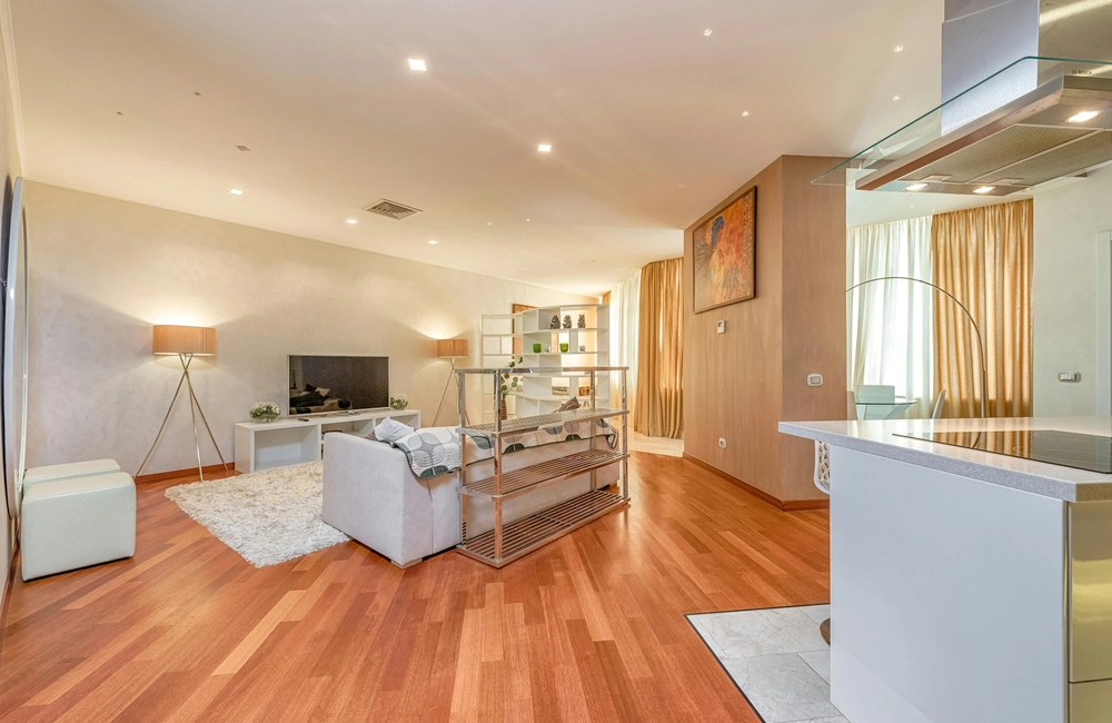 Jak optycznie powiększyć wnętrze za pomocą światła? Sprawdzone triki