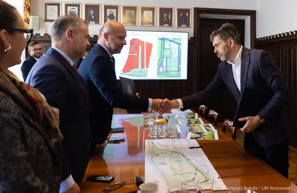 Podpisanie listu intencyjnego dotyczącego budowy nowego parku w Rzeszowie / fot. Grzegorz Bukała - UM Rzeszowa