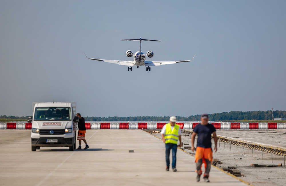 Zbliża się koniec przebudowy pasa startowego w porcie lotniczym Rzeszów - Jasionka [ZDJĘCIA/FILM]