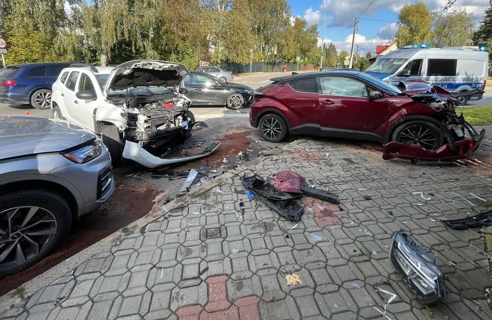 Zderzenie trzech aut na skrzyżowaniu ul.  Paderewskiego z ul. Krzyżanowskiego