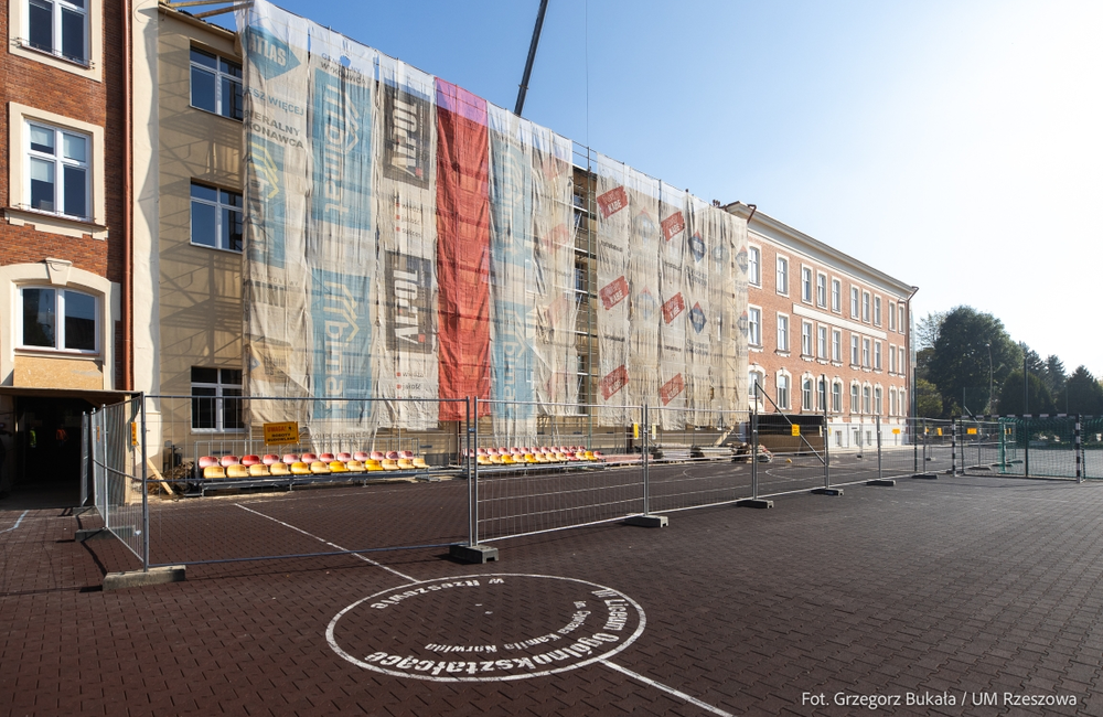 Dodatkowe prace przy remoncie jednej z najstarszych szkół w Rzeszowie