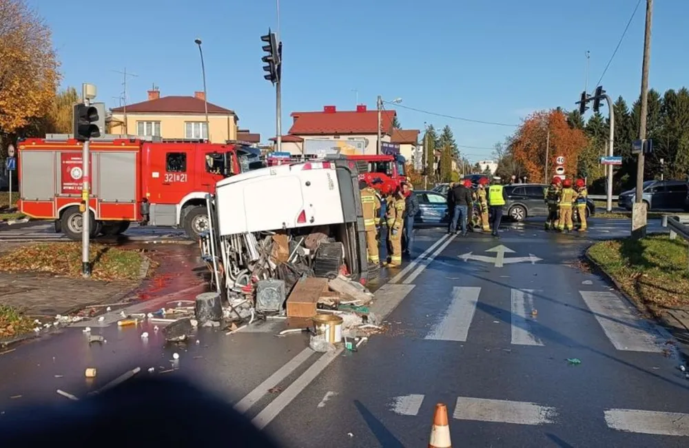Groźna kolizja na skrzyżowaniu al. Niepodległości z ul. Mieszka I. Dostawczak przewrócił się na bok