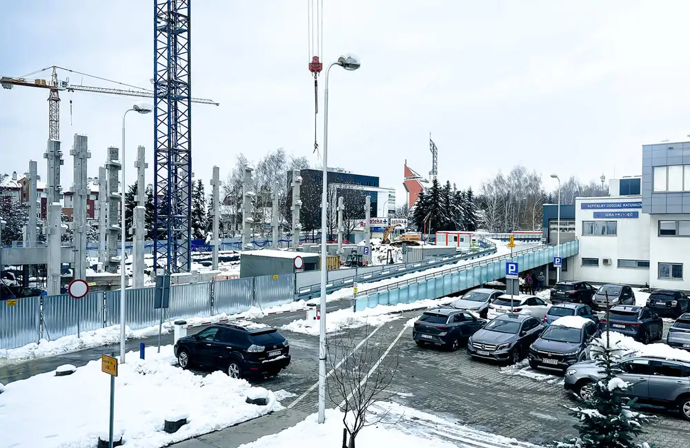 Budowa parkingu z lądowiskiem przy KSW nr 2 w Rzeszowie pnie się w górę [ZDJĘCIA]