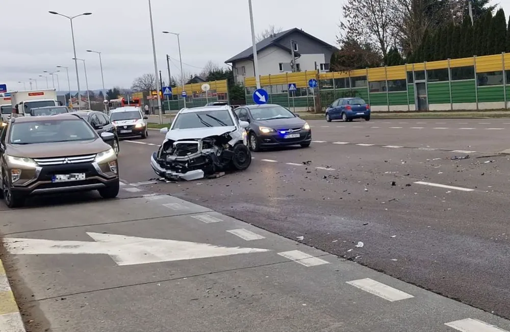 Zderzenie dwóch aut na ul. Podkarpackiej. Dwie osoby ranne