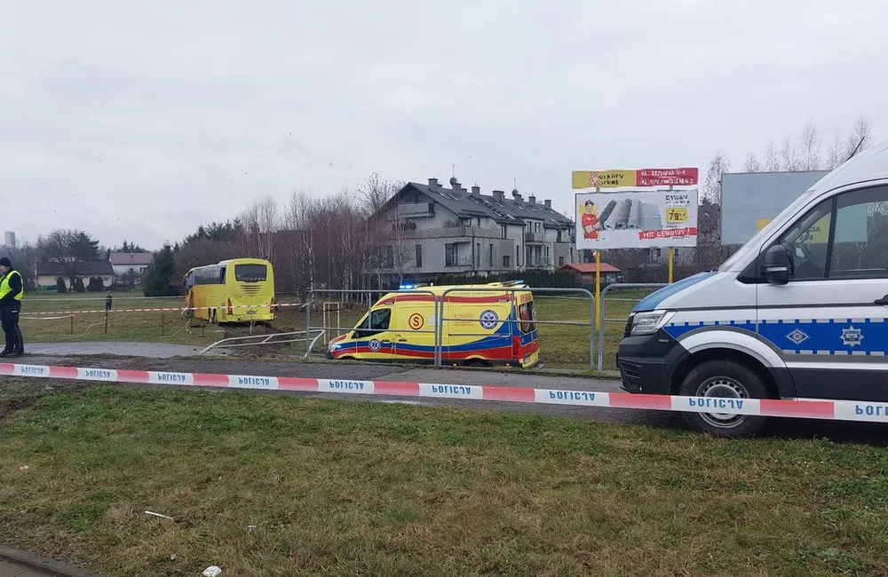 Autokar z kilkudziesięcioma pasażerami wypadł z ronda. 14 osób trafiło do szpitala