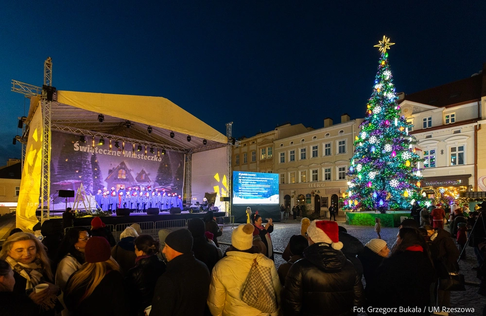 Wigilia Miejska na rzeszowskim Rynku. Życzenia, wspólne kolędowanie, poczęstunek i wiele więcej