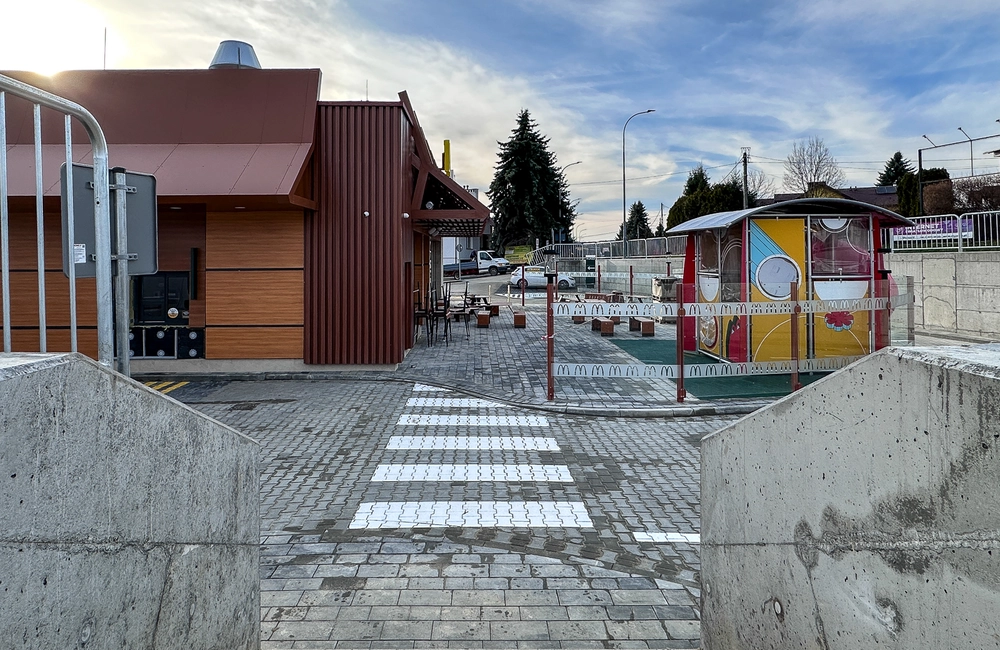McDonald's przy ul. Dębickiej 1 w Rzeszowie / fot. RESinet.pl