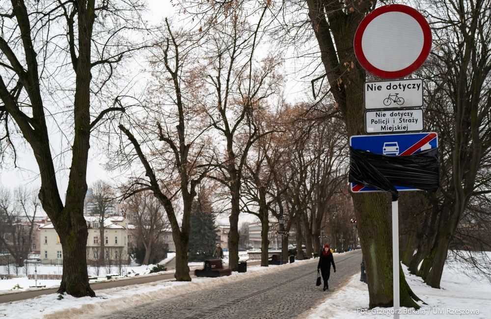 Ustawianie nowego oznakowania w centrum Rzeszowa / fot. Grzegorz Bukała UM Rzeszowa