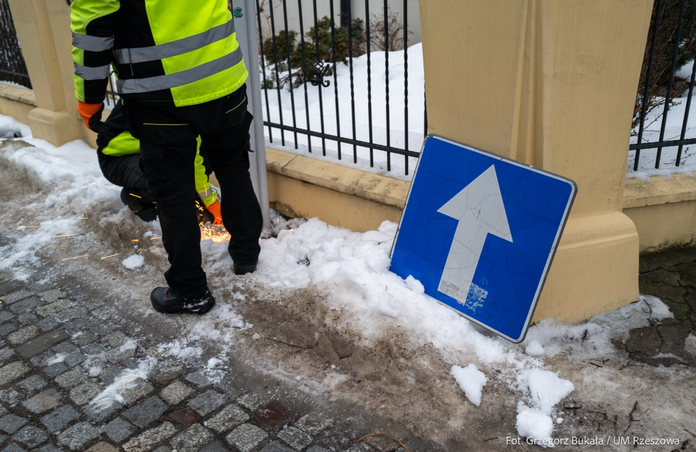 Ustawianie nowego oznakowania w centrum Rzeszowa / fot. Grzegorz Bukała UM Rzeszowa