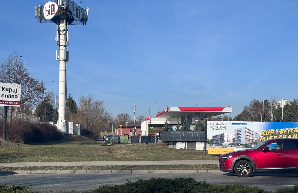 Widok od al. Witosa na teren, na którym ma powstać nowy odcinek ul. Wyspiańskiego / fot. RESinet.pl