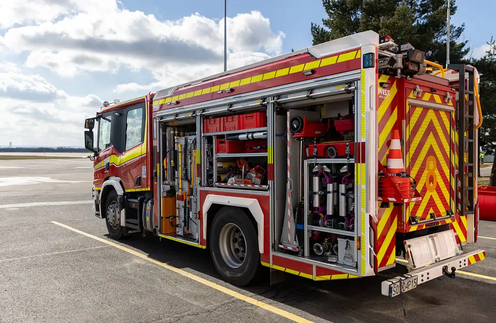 Na zdj. Średni samochód ratowniczo-gaśniczy marki Scania P360 4x2 / Materiały prasowe lotniska