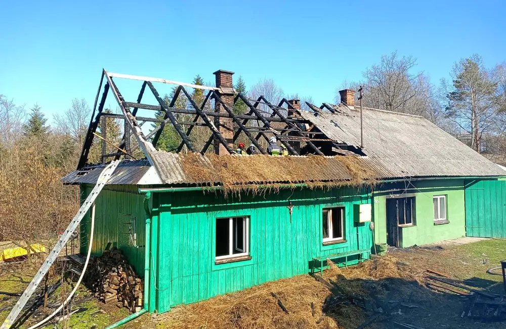 Pożar drewnianego domu w Orzechówce / fot. OSP Blizne