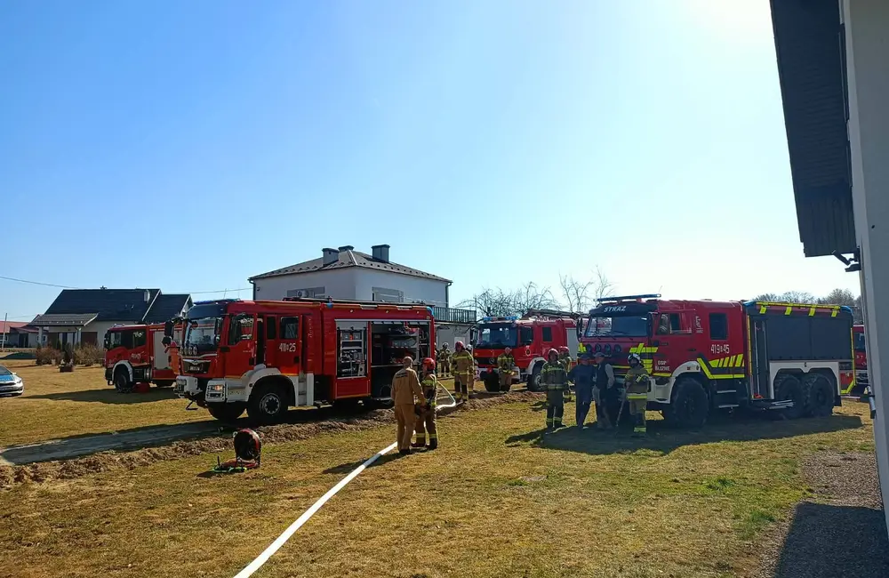 Pożar drewnianego domu w Orzechówce / fot. OSP Blizne