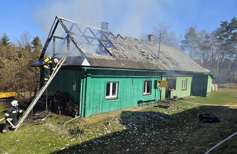 Pożar drewnianego domu w Orzechówce / fot. KP PSP w Brzozowie