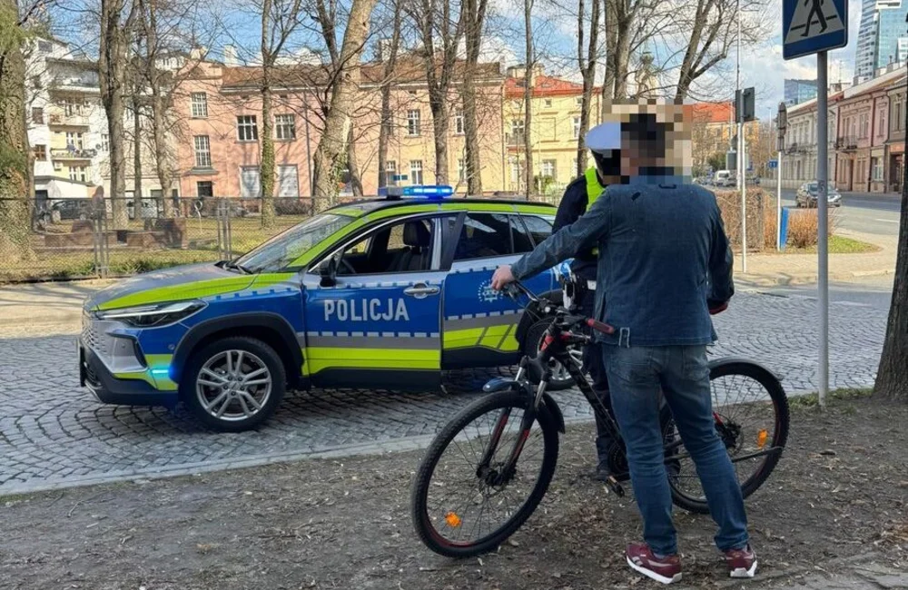 Policyjne kontrole rowerzystów i użytkowników hulajnóg na ulicach Rzeszowa