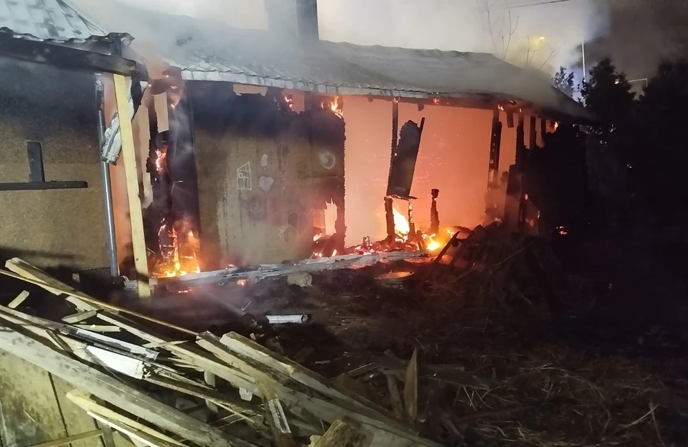 Pożar drewnianego domu w Tyczynie / fot. Ochotnicza Straż Pożarna w Hermanowej