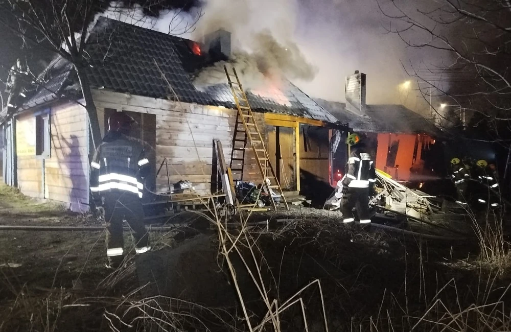 Pożar drewnianego domu w Tyczynie / fot. Ochotnicza Straż Pożarna w Hermanowej