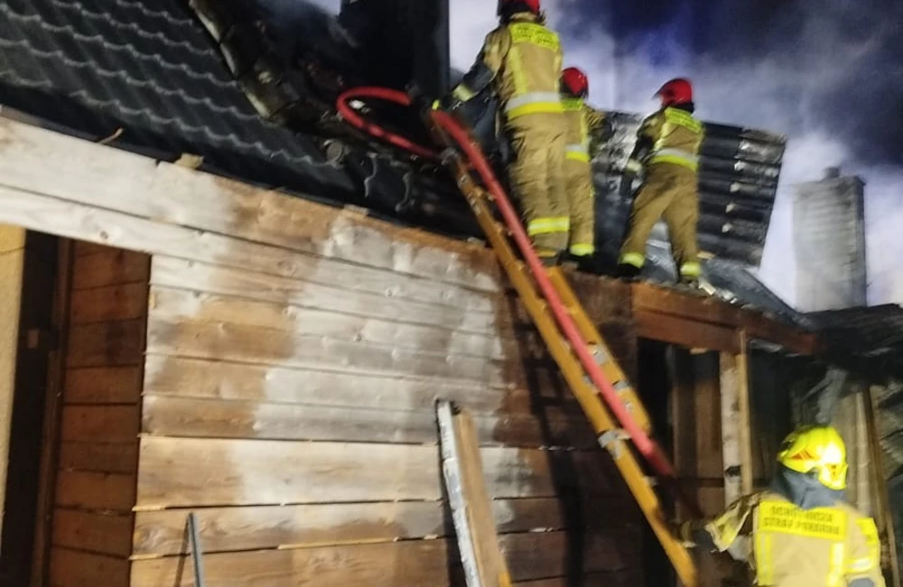 Pożar drewnianego domu w Tyczynie / fot. Ochotnicza Straż Pożarna w Hermanowej